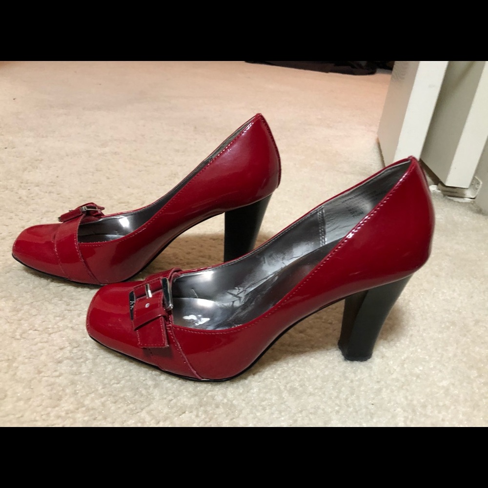 Red squared toe with buckle and chunky heel
